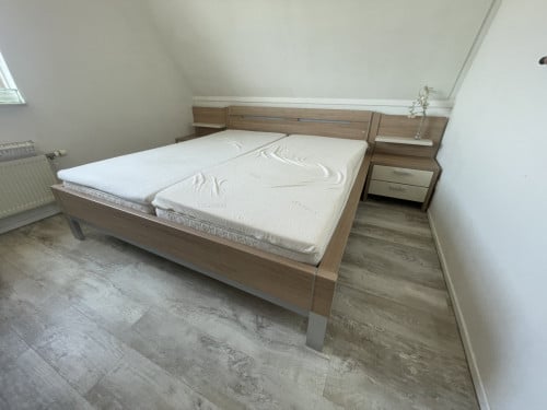 Tweepersoons bed met verlichting, nachtkastjes en toppers