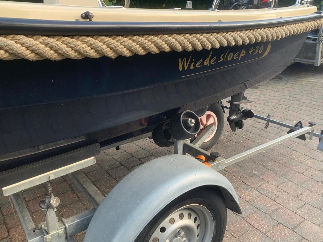 Prachtige wiedesloep 4,30 op trailer met 8 pk suzuki motor