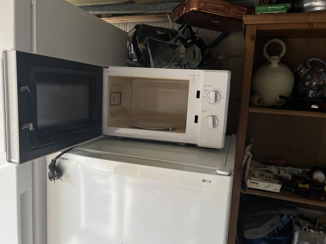 Inventum MN205S Vrijstaande solo magnetron 20 liter 700 watt  Wit/Zwart