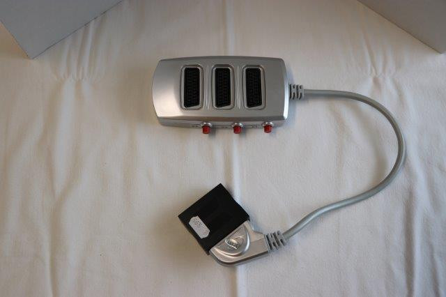 Scart verdeler. Voor drie stekkers +kabel lang: 150 cm. Merk: proficold sca
