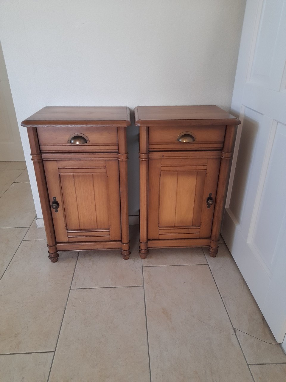 2 Nachtkastjes (in goede nette staat ) 44 x 35 x 74H
