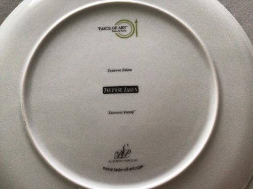 Bord met Zeeuwse Knoop afbeelding.