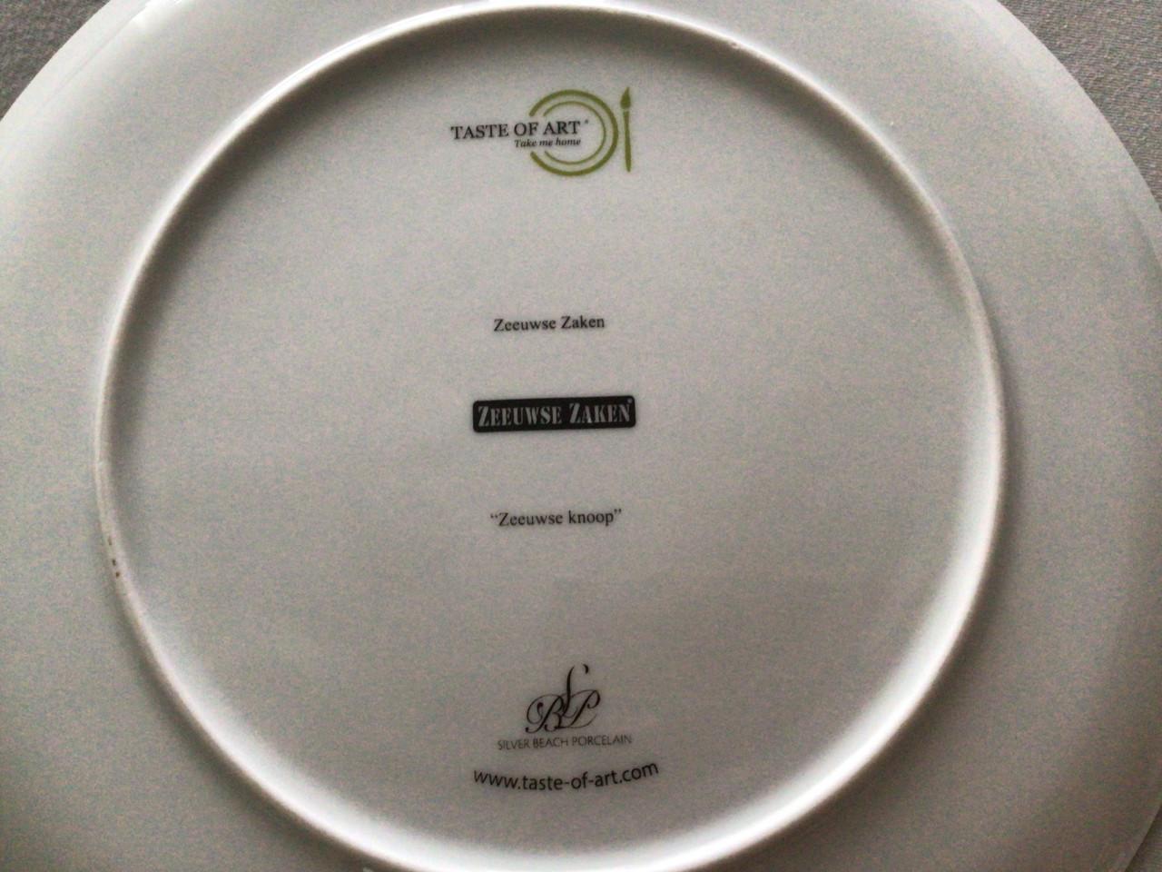 Bord met Zeeuwse Knoop afbeelding.