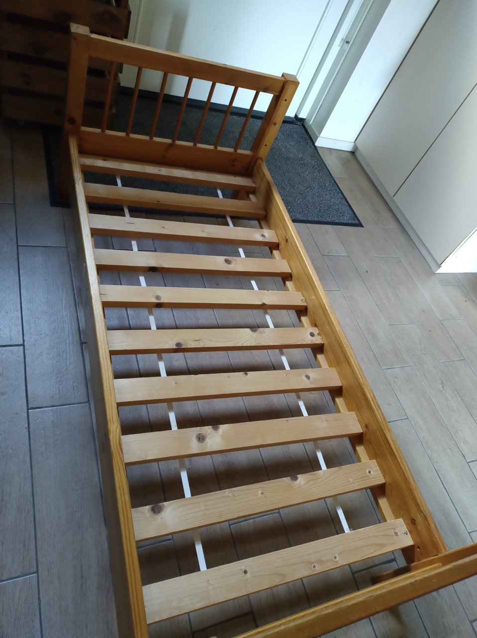 Degelijk houten peuterbed, afmeting 70 x 150 cm