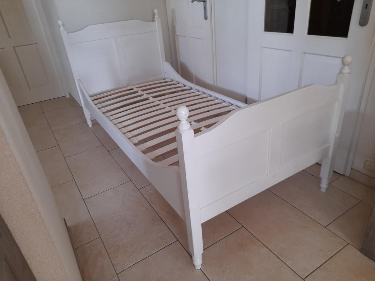 1 Persoons massief houten bed  90 x 200 (in goede  staat)