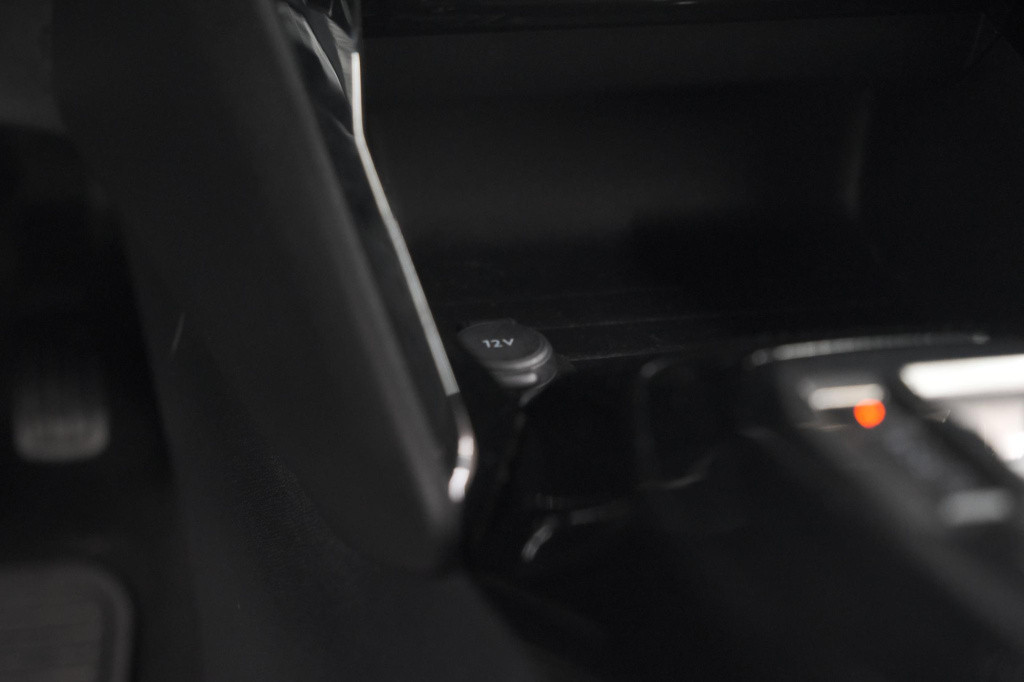 Peugeot 208 puretech 100 eat8 allure pack | camera | apple carplay | parkee
