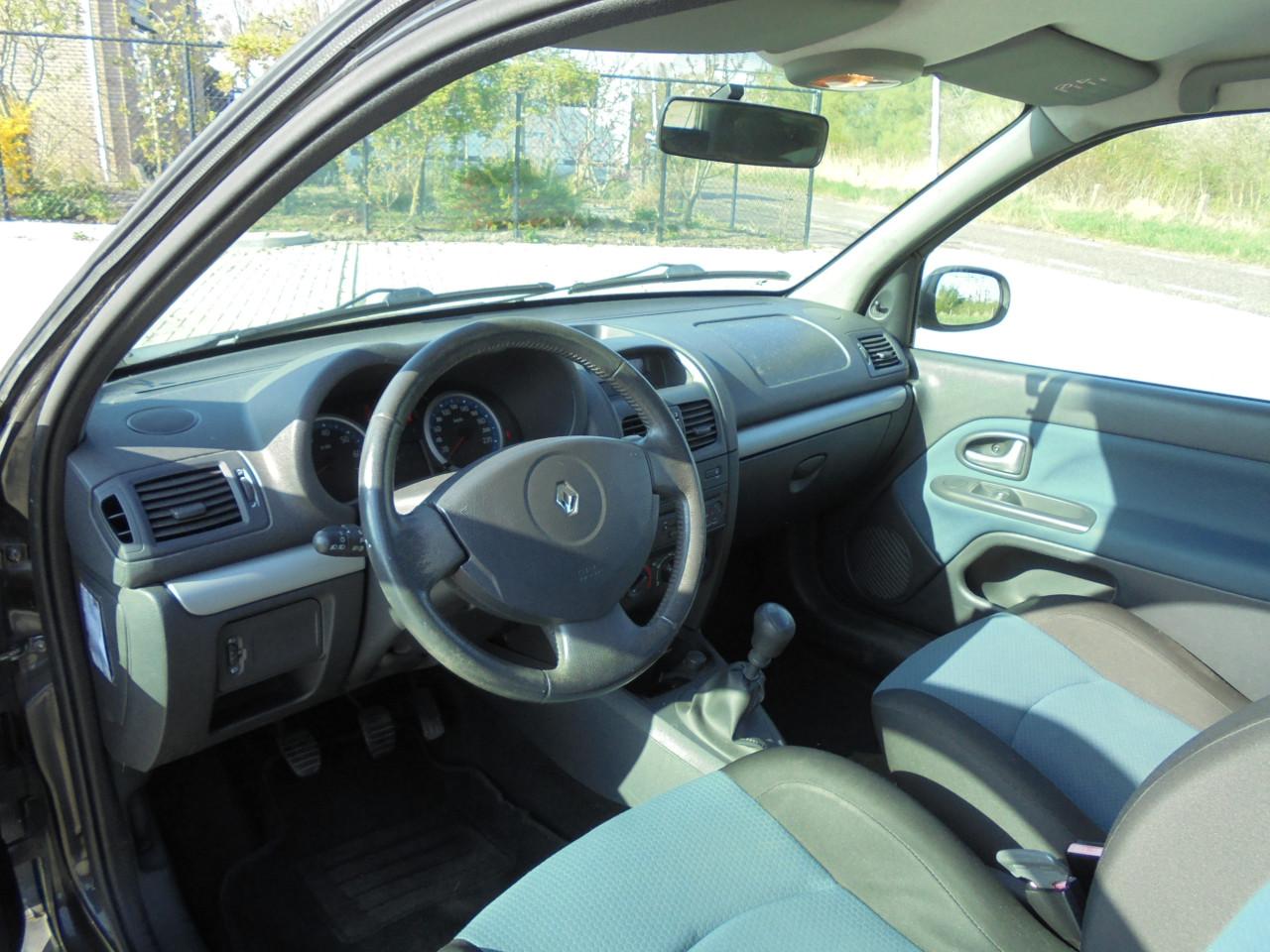 Clio 1.2-16V Zwart Metallic apk januari 2026 met N.A.P Airco ijskoud € 1495