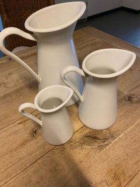 Set van drie metalen kannen