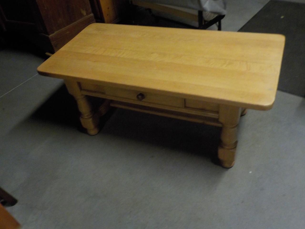 In vrijwel nieuwstaat salontafel massief blank eiken met lade