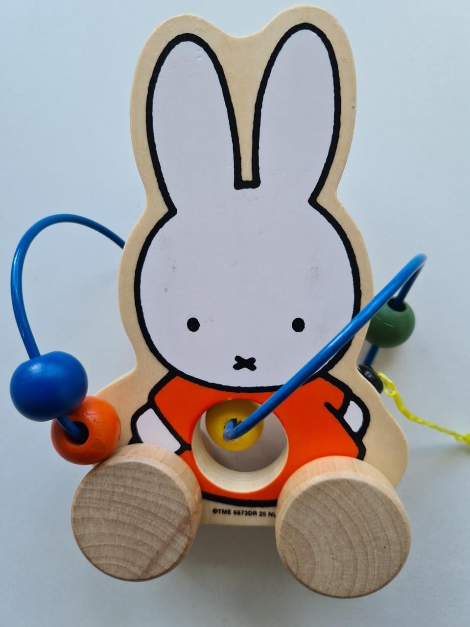 Bambolino Toys houten Nijntje trekfiguur met kralendoolhof.