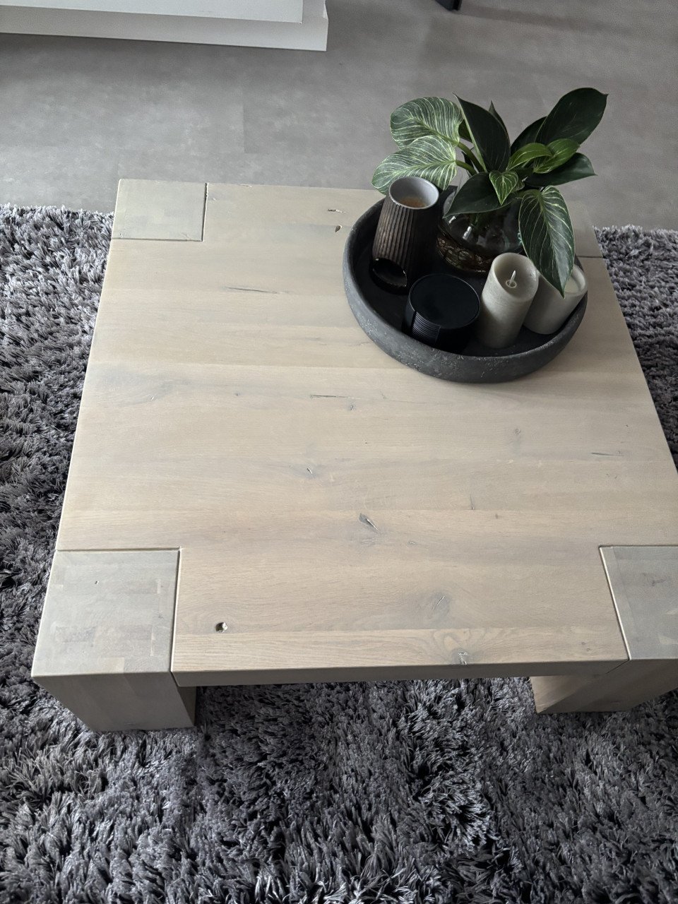 Eettafel met stoelen en salontafel