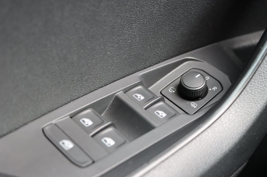 Skoda Karoq 1.5 tsi sportline 150pk dsg7 voor+achterbankverwarming | stuurv