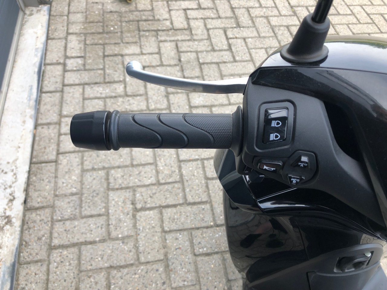 Als nieuwe Honda SH150i ABS uit 2020, nog geen 1600 km!!, topkoffer €3700,-