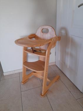 Houten meegroei / kinderstoel  (in goede nette staat)
