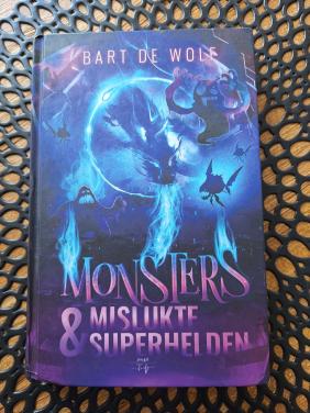 Monsters & mislukte superhelden van Bart de Wolf