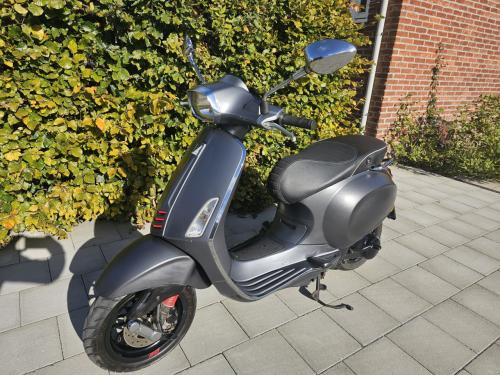 Zeldzame Vespa Sprint 2takt bj 2017 met maar 11000 km