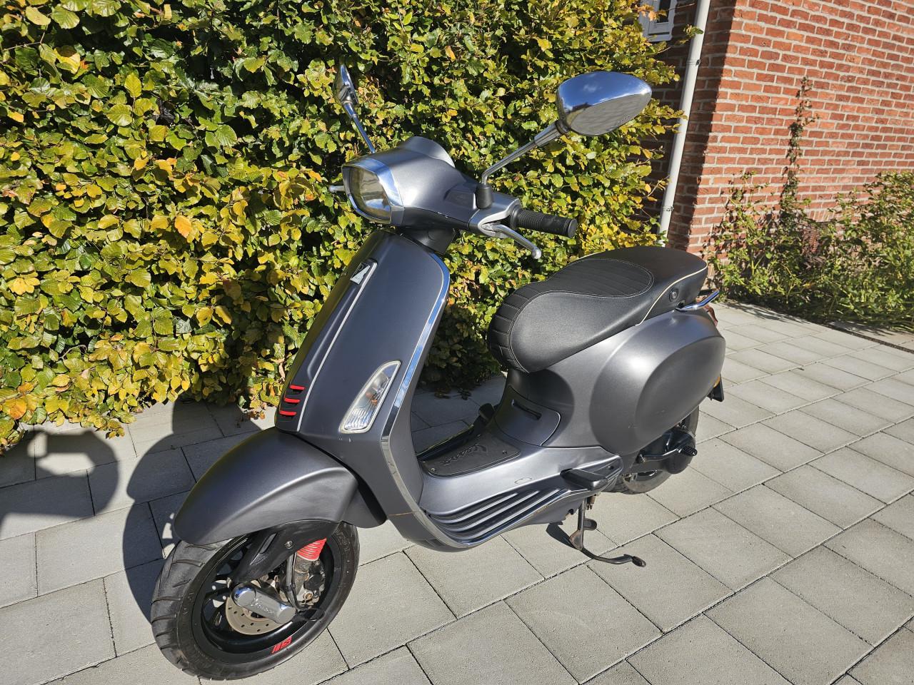 Zeldzame Vespa Sprint 2takt bj 2017 met maar 11000 km