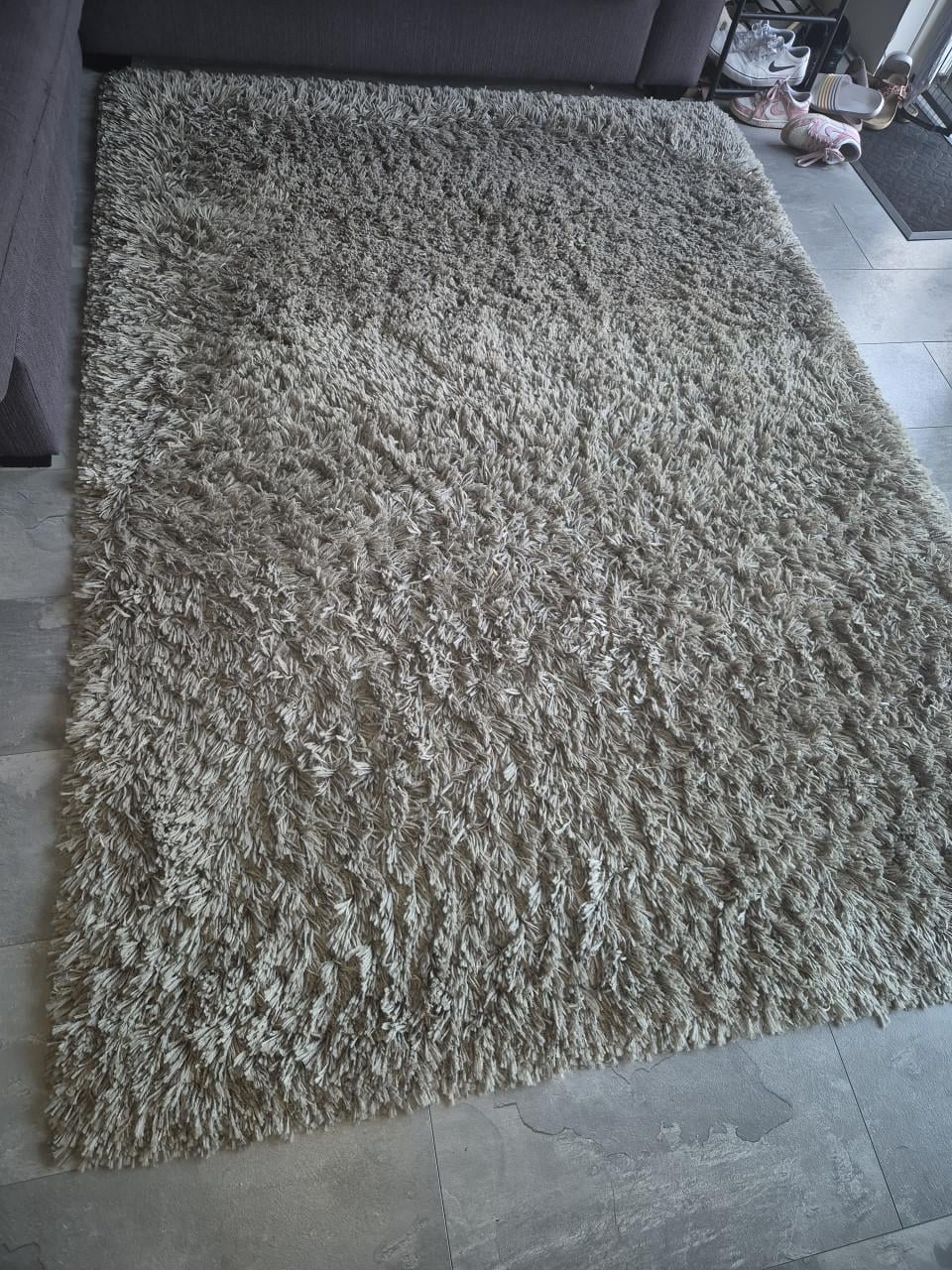 Groot hoogpolig vloerkleed 170 × 240 cm – taupe/grijs