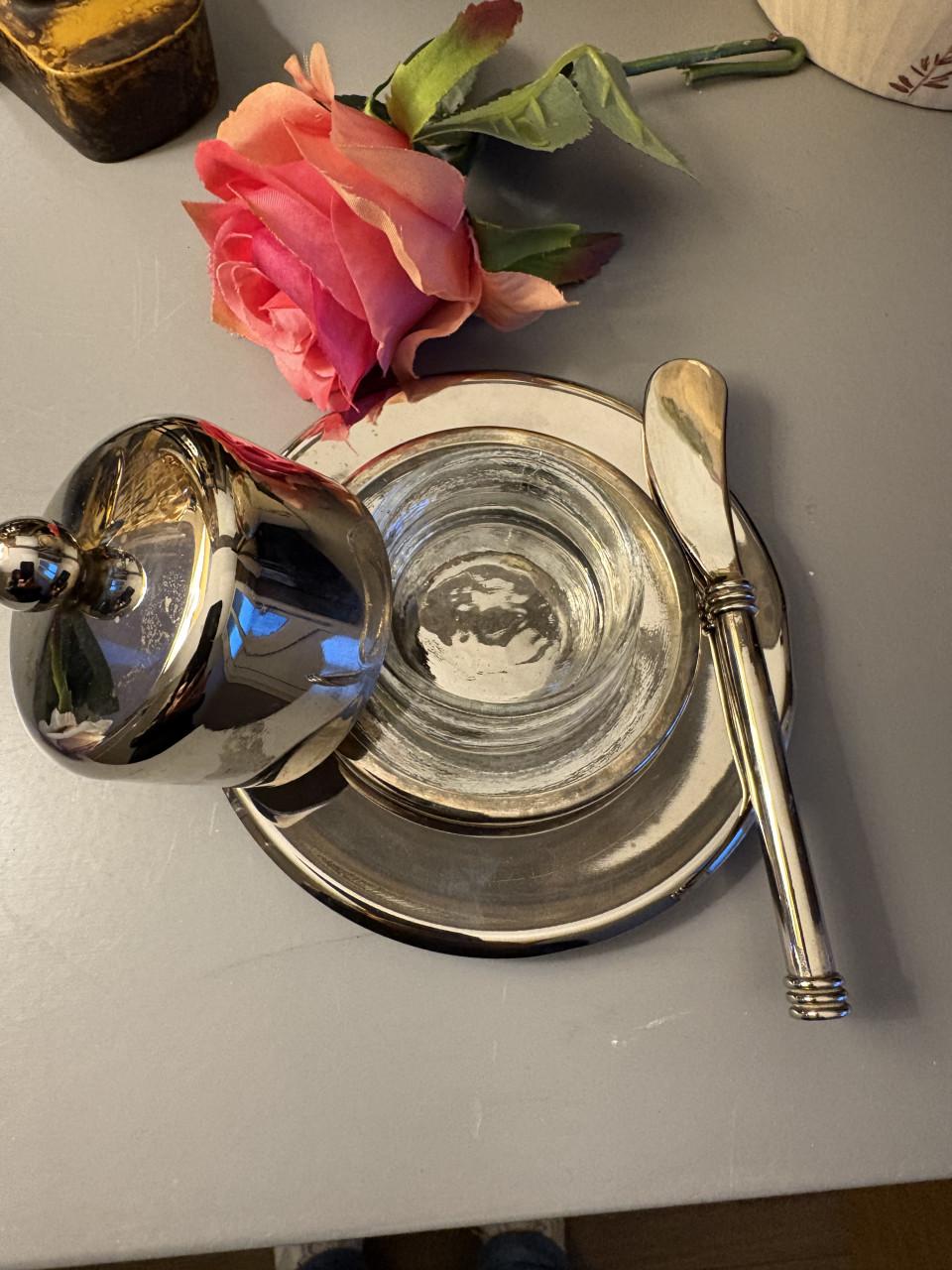 Boterschaaltje met deksel + uitsmeermes