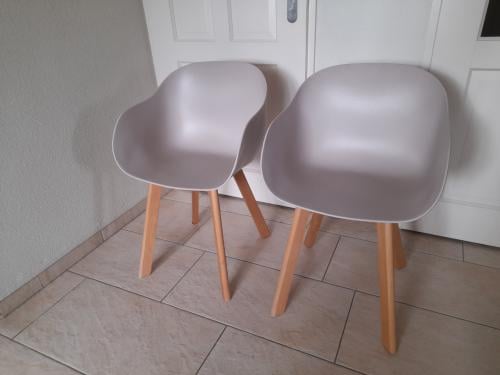 2 Leuke stoelen (in goede nette staat )  Kleur; grijs/beige