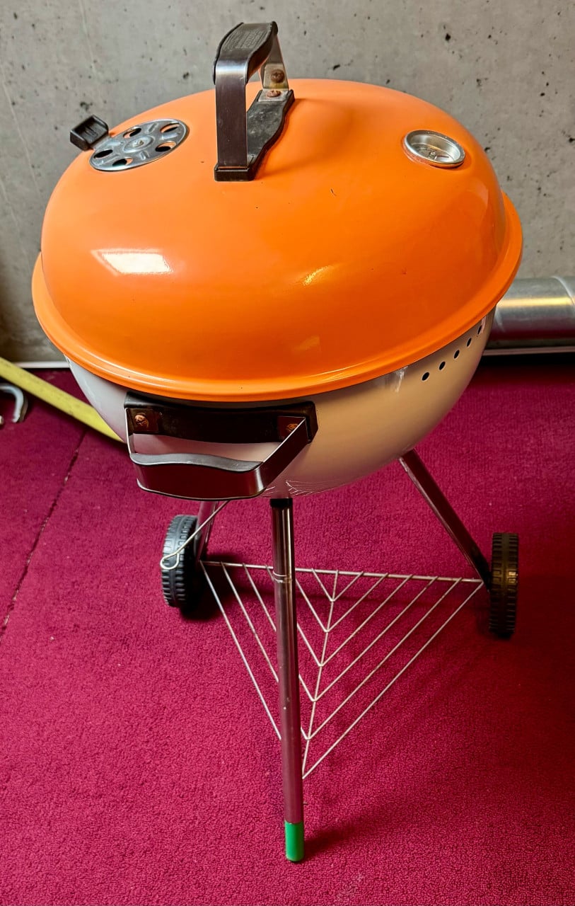 Mooie bol barbecue met deksel in uitstekende staat