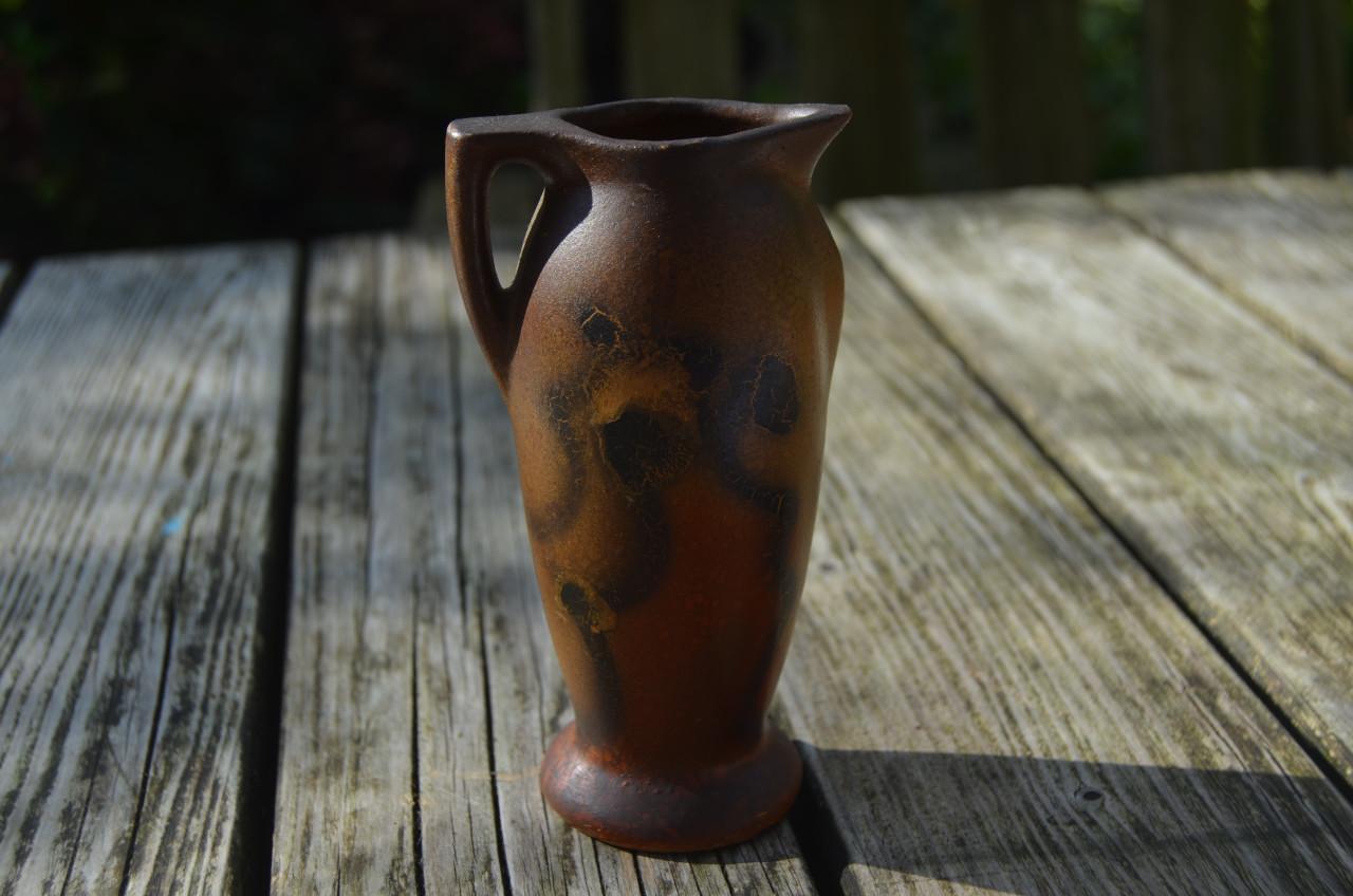 Klein plateel vaasje / schenkkannetje ongemerkt