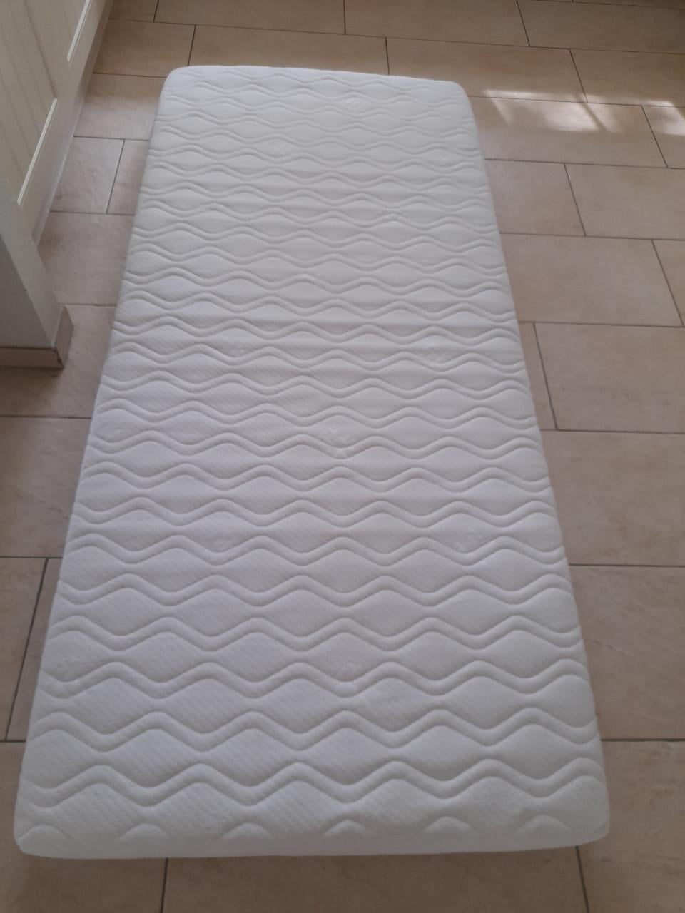 2 x 90 x 200 x 16  Matrassen (in goede schone staat )