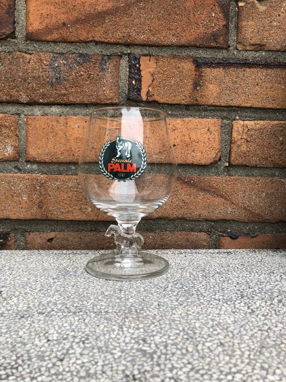 Palm bierglas met paard op de voet van het glas.