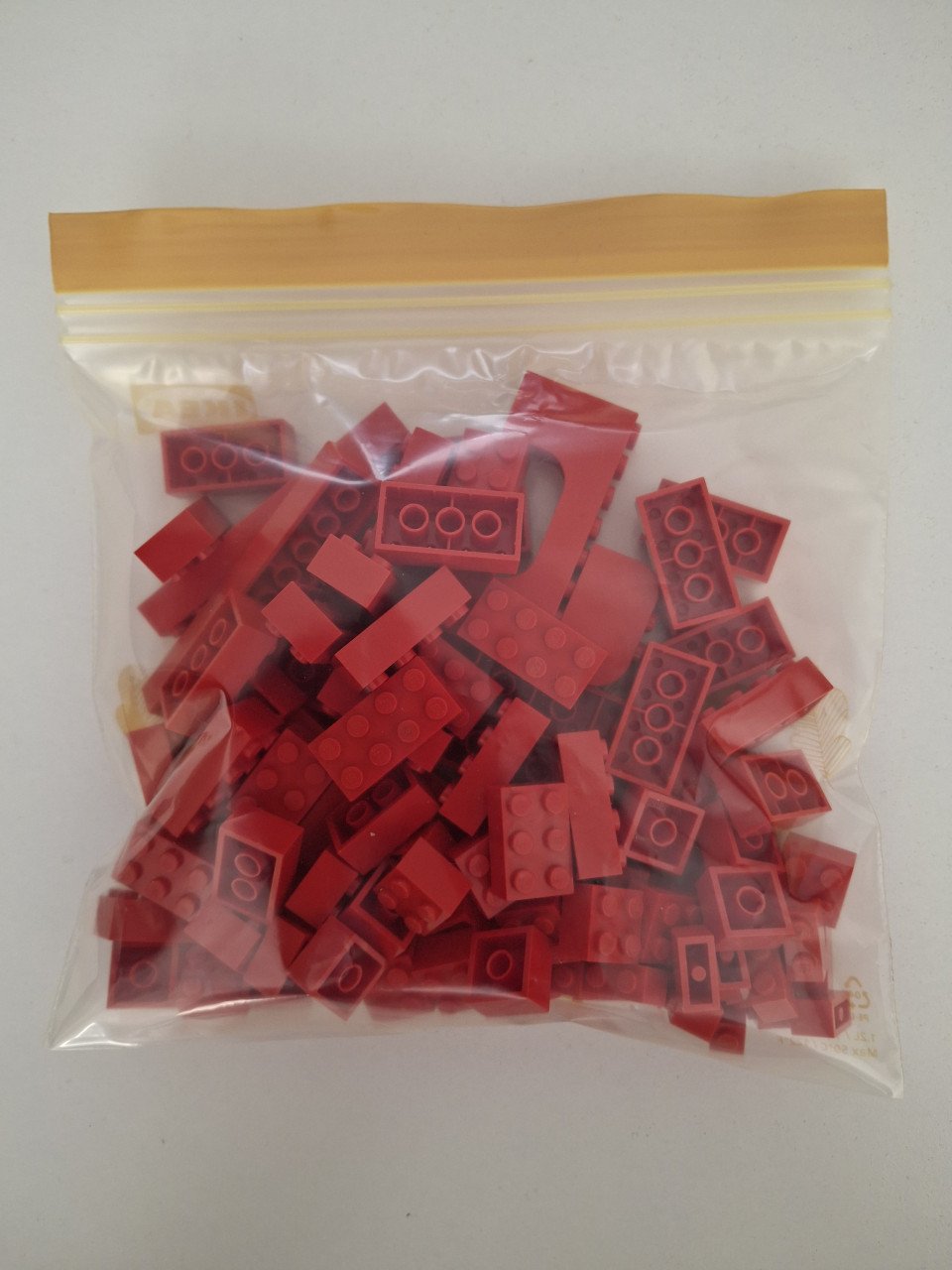 Zakje gesorteerde rode legoblokjes