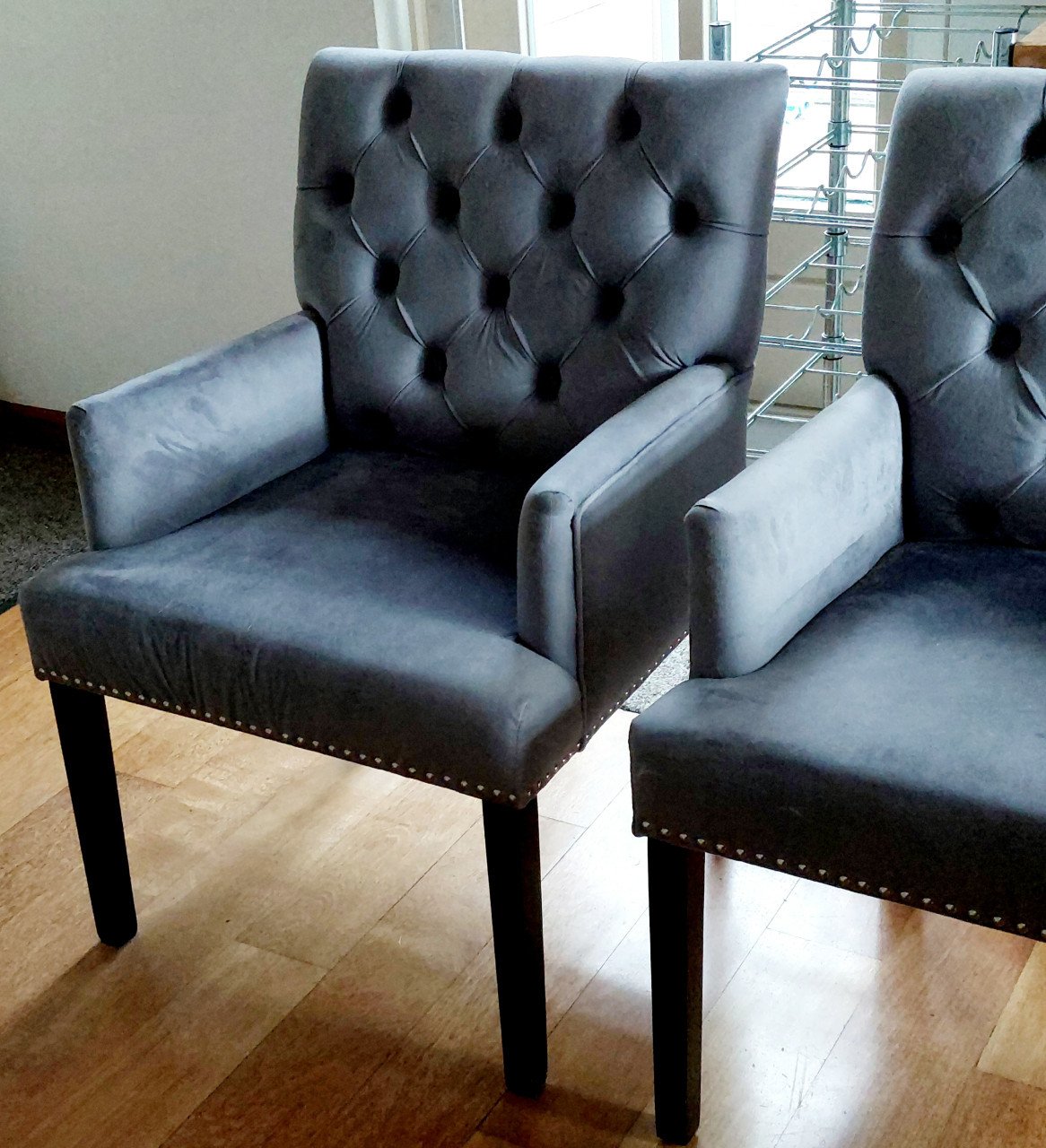 2 eetkamerstoelen/fauteuils gecapitonneerd