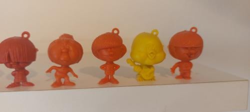 Te koop 18 stuks Dunkin Beatniks plastic poppetjes uit 1971