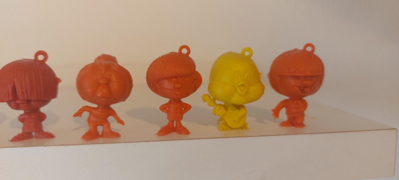 Te koop 18 stuks Dunkin Beatniks plastic poppetjes uit 1971
