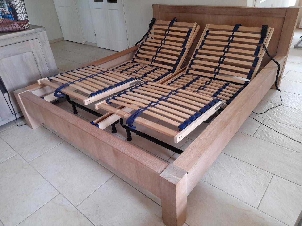 Stevig houten elektrisch verstelbaar 2 Persoons bed (in goede nette staat )