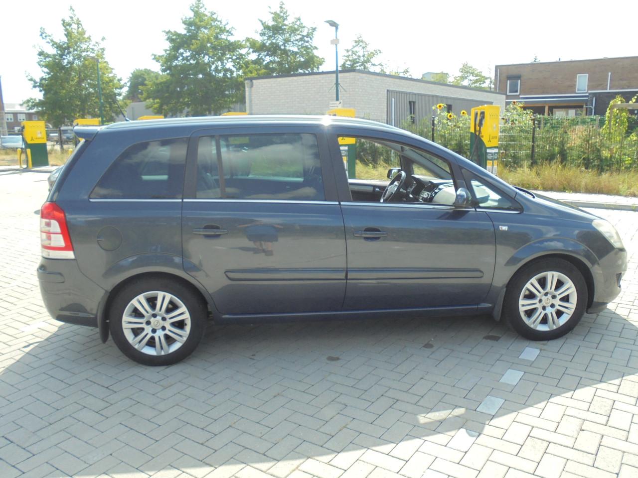 Zafira 1.9 CDTi Cosmo AUTOMAAT bouwjaar 2009 eerste eigenaar Apk Juli 2027