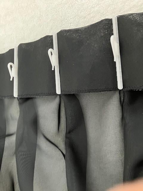 1 Mooie zwarte vitrage.