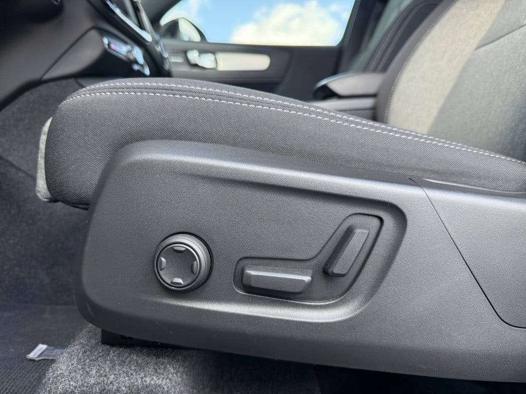 Volvo XC40 b4 197pk plus dark |adap.cruise| trekhaak | camera| elektrische