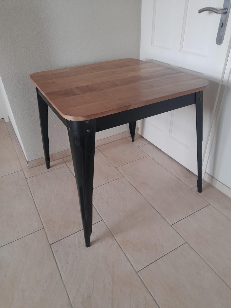 Leuke Tafel 81 x 81 x 76,5H ( in goede staat )