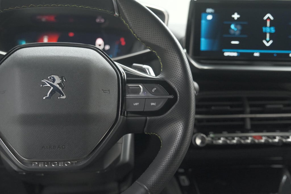 Peugeot 208 puretech 131 eat8 gt | camera | dodehoekdetectie | navigatie | 