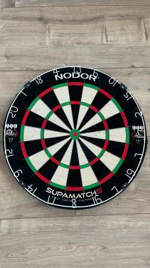 Dartbord + standaard + mat te koop.