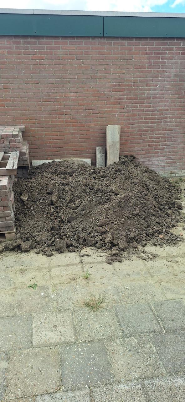GRATIS bestrating en mooi tuingrond.