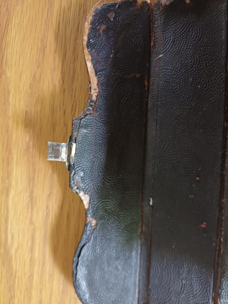 Bijbeltje met zilver slot