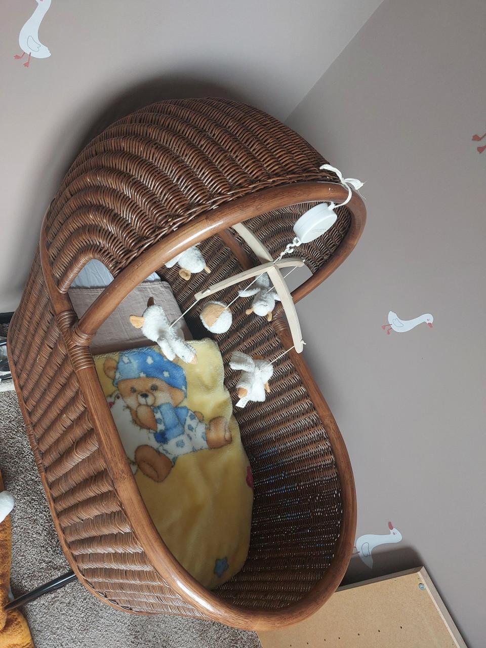 Rotan wieg gevlochten