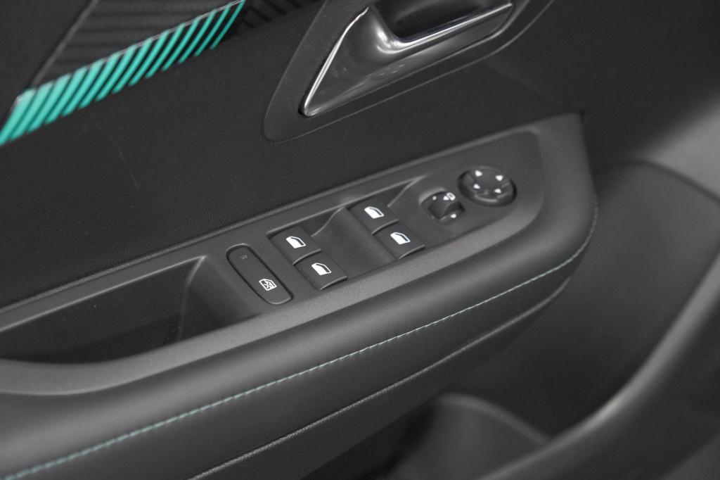 Peugeot 208 puretech 100 eat8 allure | camera | navigatie | apple carplay |