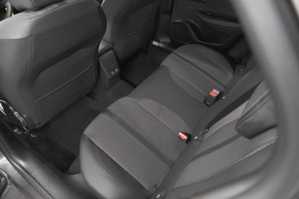 Peugeot 2008 puretech 130 eat8 allure pack | camera | apple carplay | parke