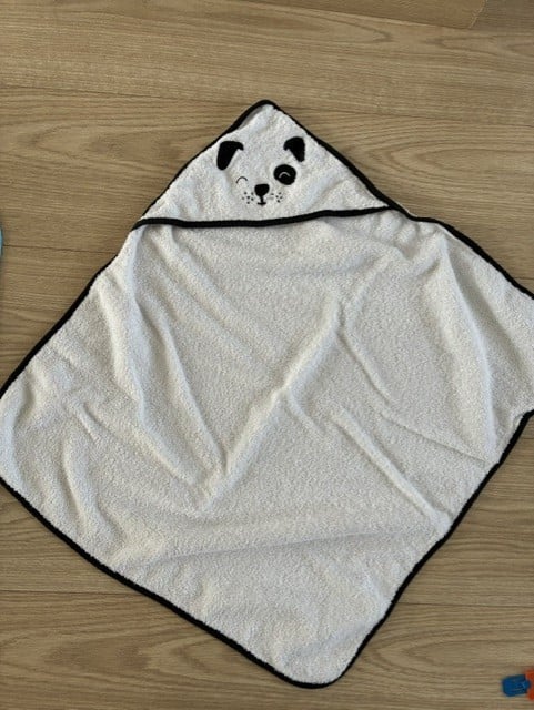 Twee witte badcapes met diertjes erop