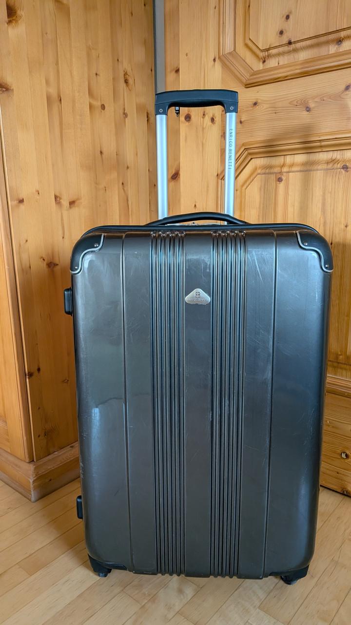 Hardcase reiskoffer-rolkoffer 74 x 48 x 26 cm. Inhoud 92 L.