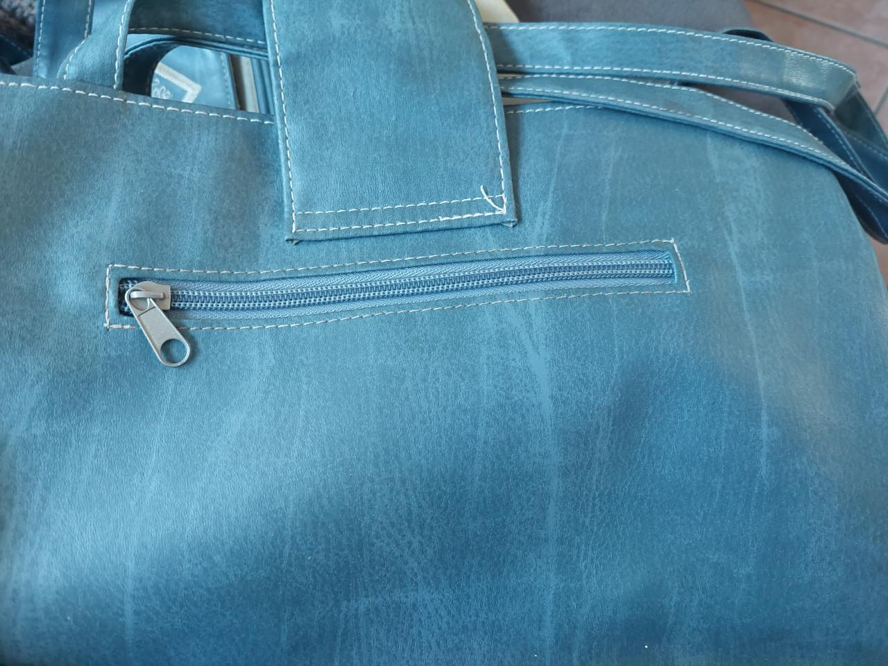 2 mooie en als nieuwe blauw/crème schoudertassen