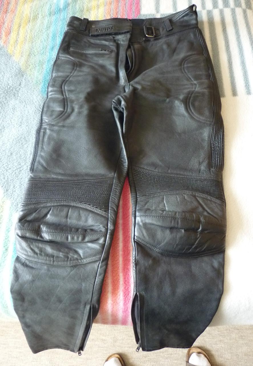 Nagenoeg nieuwe motorlaarzen maat 45 JG.Wolves en Leren motorbroeken.