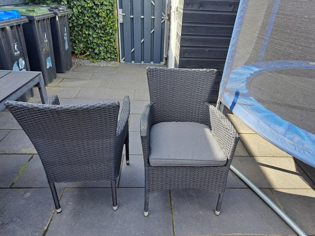 Tuintafel + 4 stoelen incl. kussens