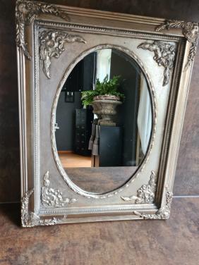 Prachtige Brocante spiegel met een sierlijke zilveren lijst